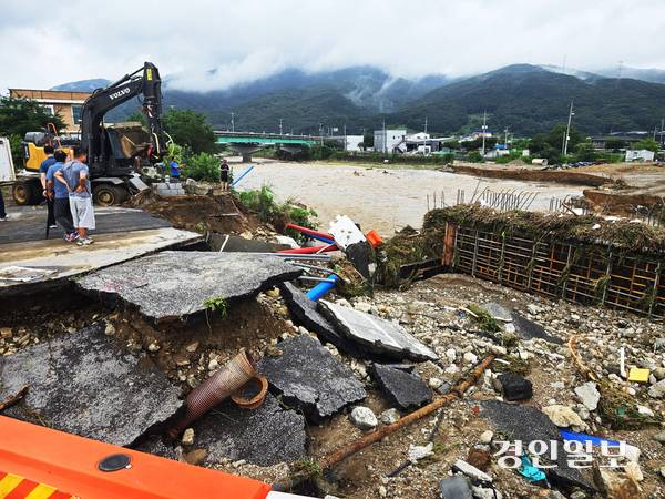 20일 밤 사이 내린 집중호우로 포천시 내촌면 내촌교 재가설공사 현장 인근 도로 일부가 주저 앉았다.  2025.7.20 /포천/최재훈기자 cjh@kyeongin.com