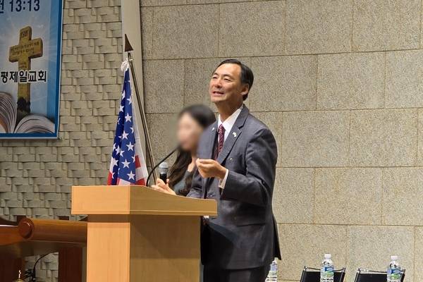 17일 오후 서울 은평구 진관동 은평제일교회에서 열린 예배에서 모스 탄(한국명 단현명) 미국 리버티대 교수가 설교하고 있다. 탄 교수는 이날 윤석열 전 대통령 탄핵에 반대해온 전직 한국사 강사 전한길 씨 등과 간담회를 열었다. 2025.7.17 /연합뉴스