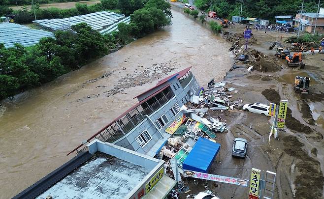 ▲ 20일 가평군 조종면 청군로 인근 편의점이 새벽부터 쏟아진 폭우로 무너져내려 소방 관계자들이 복구작업을 하고 있다./전광현기자 maggie@incheonilbo.com