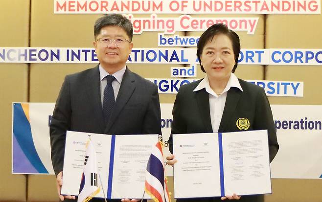 ▲지난 18일 신가균 인천공항공사 경영본부장(왼쪽)이 난타나 치와시리쿨톤 북부방콕대 부총장과 '교육협력 양해각서'를 체결했다. 사진제공=인천공항공사
