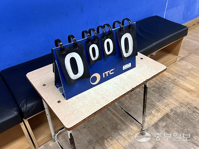 서창동 다목적체육센터 1층 탁구장에 설치된 노후된 점수판과 마감재가 벗겨지고 손상된 마루 바닥 모습. 사진=장수빈기자