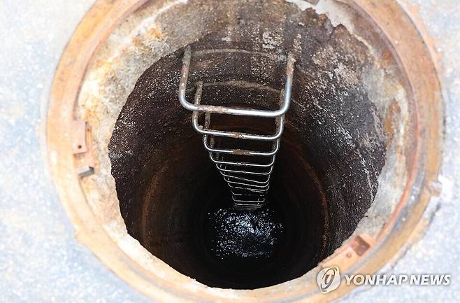 2명 사망 사고 발생한 인천 계양구 맨홀. 사진=연합뉴스