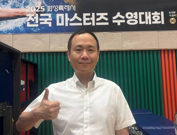 우동현 화성시수영연맹회장이 20일 화성 유앤아이센터에서 진행된 2025 화성특례시장배 전국마스터즈 수영대회 개회식에서 기념사진을 촬영하고 있다.