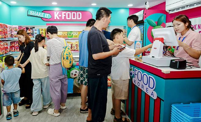 K-푸드 편의점 등장. 칭다오 국제 맥주축제에서 인기몰이. 사진=aT 제공.