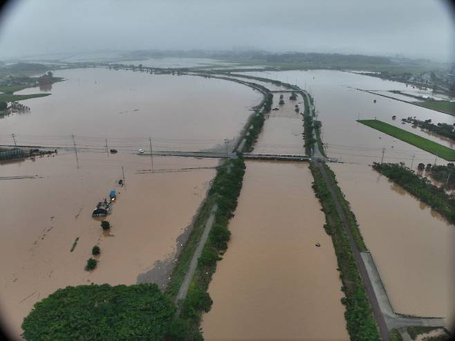 서산지역 집중호우로 인해 침수된 청지천 주변 도로 및 농경지 모습