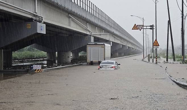 지난 17일 천안 서북구 성환읍 메주리 도로가 침수돼 차량이 물에 잠겨 있는 모습. (사진=독자 제공)