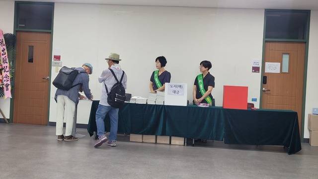 ▲ 사진=김행금 천안시의회의장 출판기념회 행사장 입구에 설치된 후원금과 책값 모금함. 빨간함이 후원금 모금함이고 하얀함이 책값 모금함이다. /독자 제공.