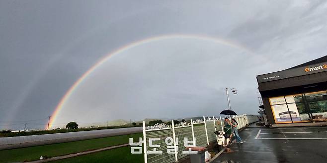 지난 17일부터 광주·전남 지역에 사흘째 폭우가 쏟아지고 있는 가운데 18일 오후 비가 잠시 그친 사이 광주시 상공에 쌍무지개가 떠올라 시민들의 눈길을 사로잡았다. 무지개는 동서양을 막론하고 행복과 행운의 상징으로 여겨진다. /김명식 기자 msk@namdonews.com