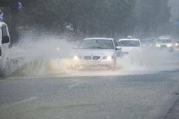 기록적인 폭우가 쏟아진 지난 17일 광주 서구 양동 광주천 인근 도로가 물에 잠겨있다. <광주일보 자료사진>