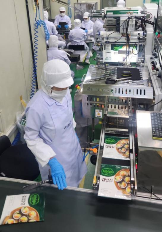 부안군 장애인직업재활시설 ‘바다의향기’ 근로자들이 CJ씨푸드 프리미엄 브랜드 ‘비비고’ 김밥김을 생산하고 있다. 부안군 제공
