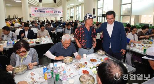김홍규 강릉시장이 절기상 초복인 20일 강릉영동대에서 열린 지역어르신 건강기원 오찬 행사에서 어르신들과 봉사자들을 격려했다. 이날 행사는 봉사단체인 ‘십시일반(회장: 변낙선)’ 과 예비사회적기업 숲과 함께, 강릉영동대 등이 주최 주관해 올해 두 번째로 지역어르신들에게 삼계탕을 대접했다. 강릉=권태명기자