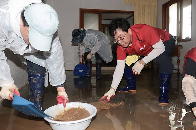 국민의힘 송언석 비상대책위원장 겸 원내대표를 비롯한 당 관계자들이 19일 수해를 당한 충남 예산군 용동3리를 찾아 복구 작업을 하고 있다. 연합뉴스
