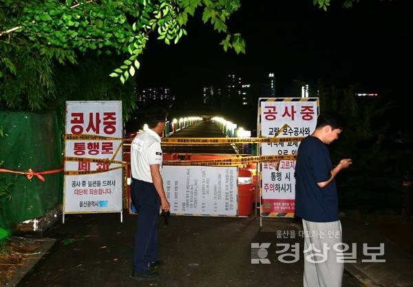 20일 울산시 중구 옛 삼호교에서 상판과 교각이 무너져 내리는 사고가 발생, 다리통행이 통제되고 있다. 김동수기자 dskim@ksilbo.co.kr