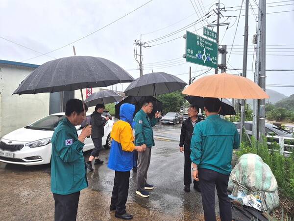 장금용 창원시장 권한대행이 20일 북면 월천교 앞에서 피해 상황을 확인하고 있다./창원시
