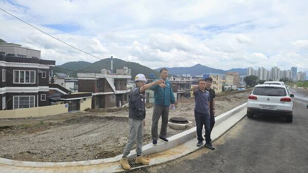 장금용 창원시장 권한대행이 20일 회성동 자족형 행정복합타운 현장을 확인하고 있다./창원시