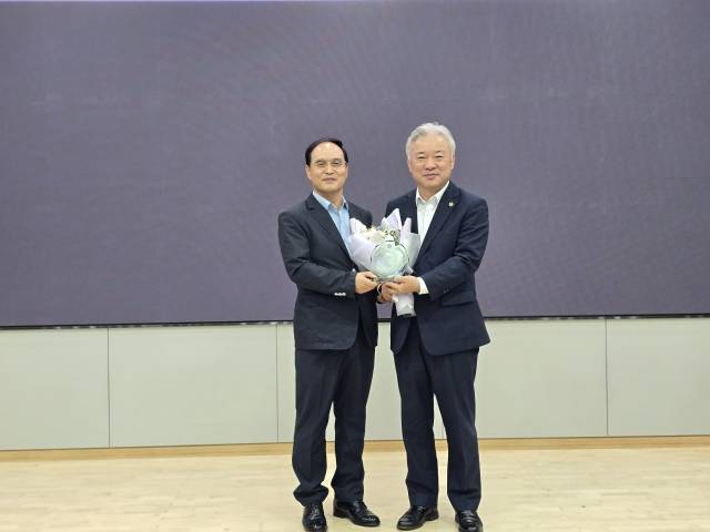 경북노인장기요양협회로부터 감사패를 받은 권광택 경북도의회 행정보건복지위원장(사진 오른쪽). 권 위원장 제공