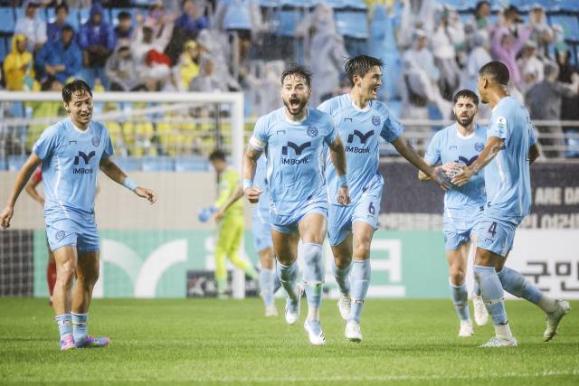 Sejingya (second from the left) bursts the first goal and roars and travels the ground. Provided by Daegu FC