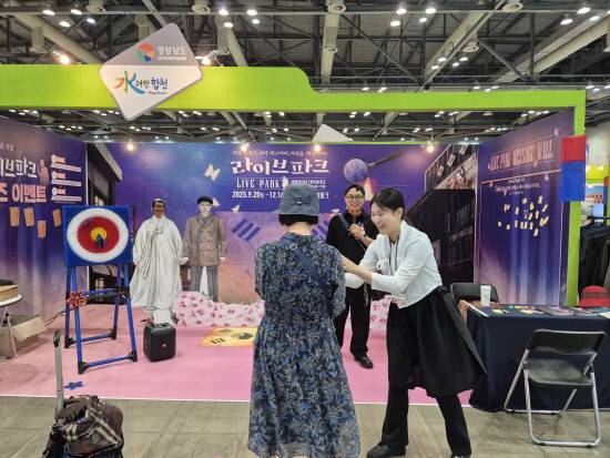 최근 '폭삭 속았수다'의 촬영지로 유명해진 합천군의 대표 관광지인 합천영상테마파크가 대대적인 리모델링을 거쳐 관람형 콘텐츠를 강화한 공간으로 새롭게 단장해 1930년대 경성의 분위기를 그대로 담은 홍보 부스를 운영, 관람객들의 관심을 끌었다.