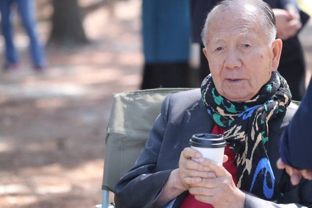 지난 5월 강원도 강릉시 순포해변에서 진행된 영화 '청명과 곡우 사이' 촬영을 지켜보는 김동호 전 부산국제영화제 집행위원장. 김 전 위원장의 첫 장편 영화 연출작 '미스터 김, 영화관에 가다'가 올가을 관객과 만날 전망이다. 연합뉴스