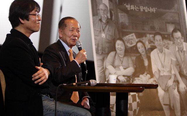 김동호 전 부산국제영화제 집행위원장이 2013년 3월 부산 영화의전당 소극장에서 열린 자신의 단편 영화 감독 데뷔작 '주리' 시사회에서 관객의 질문에 답변을 하고 있다. 부산일보DB