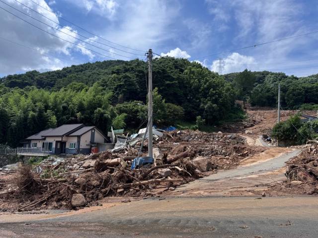 산사태가 발생한 산청군 산청읍 외부리마을 전경. 시간당 100mm가 넘는 폭우가 쏟아지면서 산사태가 이어졌다. 김현우 기자