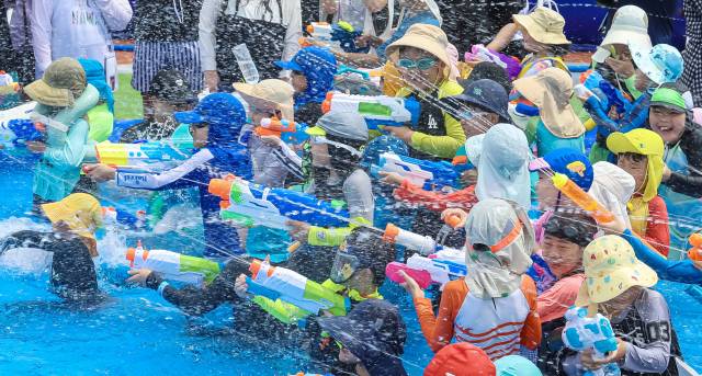 20일 부산 남구 용호별빛공원에서 제3회 유엔남구 물놀이 축제가 열려 어린이들이 물총싸움을 하고 있다. 오는 28일까지 열리는 이번 축제에는 워터클라이밍, 물총싸움, 워터버블 파티, DIY 체험존 등 다양한 물놀이 시설이 운영된다. 김종진 기자 kjj1761@