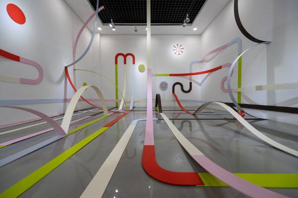 롤러코스터, 2025, 나무에 수성 페인트, 모터, 포맥스에 시트지, 가변크기