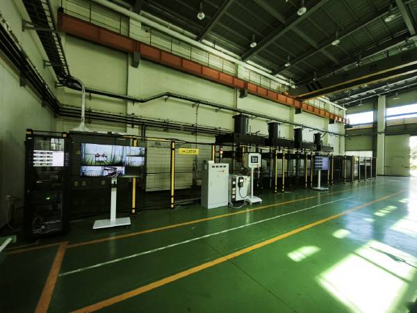 포항소재산업진흥원(POMIA) 내에서 노코드 공정최적화를 위한 지능형 다단프레스 질증장비가 운영되고 있다.