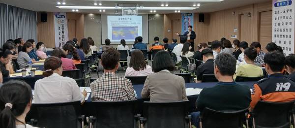 16일 의성군 감염병 위기관리 대응 교육에서 경북감염병관리지원단 유석주 부단장이 신종감염병 대응 방안에 대해 실무자들에게 강의하고 있다. 의성군