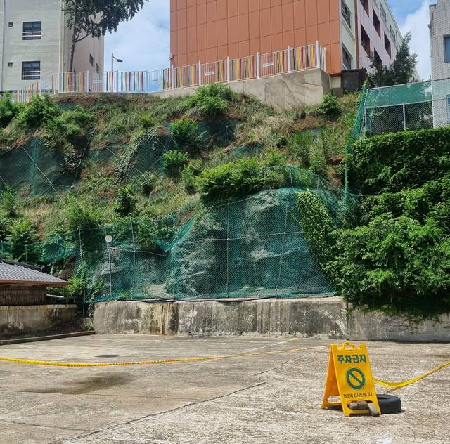 지난 19일 내린 폭우로 인해 성명여중 인근 옹벽 위쪽에 토사가 흘려내려와 있다. 이날 중구청은 옹벽 붕괴를 우려해 대피명령을 내리기도 했다. 권종민 기자