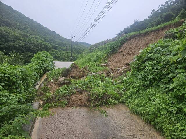 지난 19일 대구 군위군 삼국유사면 가암리의 한 경사로에서 흘러내린 토사가 농로로 쏟아져 있다. 배철한 기자