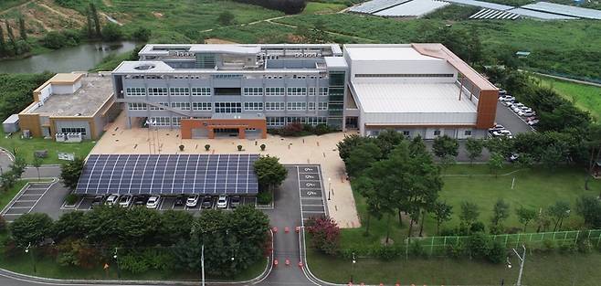 영천하이테크파크지구에 위치한 경북자동차임베디드연구원 전경. <DGFEZ 제공>