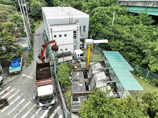 18일 대구 북구 노곡동 배수펌프장 '제진기'에 대한 정비 작업이 진행됐다. 집게 크레인이 제진기 내부에 쌓인 쓰레기와 토사를 끌어올려 덤프트럭에 실었다. 이현덕기자 lhd@yeongnam.com