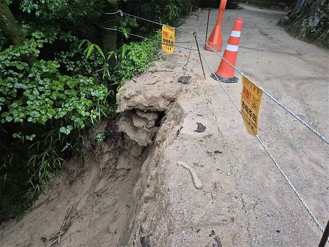 폭우로 인해 경주 석굴암 진입로 사면 일부가 유실됐다. 현재 진입로 출입제한 및 안전선 설치 등 임시 조치 중이다. 국가유산청 제공