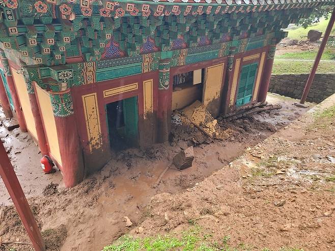 집중호우로 인해 산사태가 발생하면서 경남 산청에 있는 보물 제374호 율곡사 대웅전 벽체 일부가 파손됐다. 국가유산청 제공
