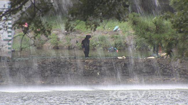 초복인 20일 오전 제주시 외도동 월대천에서 피서객들이 물놀이를 하고 있다.