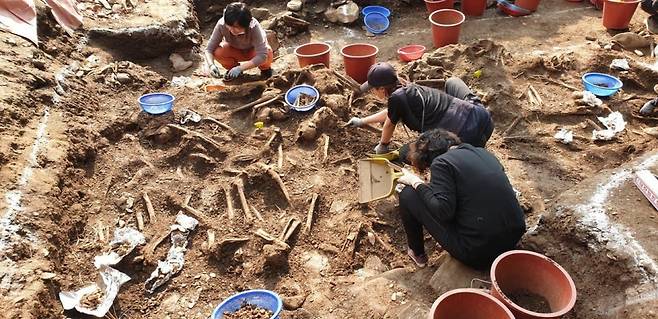 한국전쟁 당시 최대 민간인 학살터인 대전 동구 낭월동 골령골에서 유해를 발굴하고 있는 모습. 사진 제주다크투어 제공