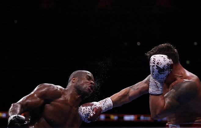 올렉산드르 우식(오른쪽)이 대니얼 뒤부아에게 오른손 훅을 적중시키고 있다. 사진=AFPBBNews