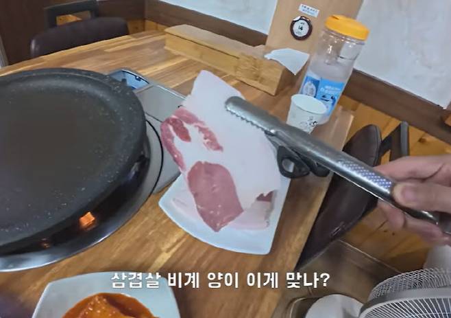 울릉도 한 고깃집이 내놓은 1인분 삼겹살 모습. (사진=유튜브 채널 ‘kkujun’ 캡처)