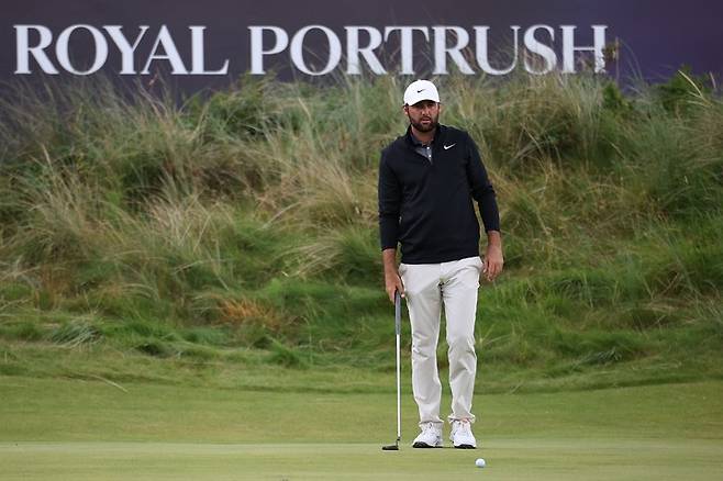 2025년 7월 19일, 북아일랜드 로열 포트러시 골프 클럽에서 열린 제153회 디 오픈 챔피언십 3라운드에서 미국 골퍼 스코티 셰플러가 18번 홀 그린에서 퍼팅 라인을 살피고 있다.