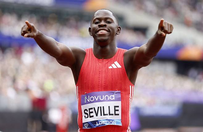 2025년 7월 19일, 영국 런던의 런던 스타디움에서 열린 다이아몬드 리그 육상 대회 남자 100m 결승에서 자메이카의 오블리크 세빌이 우승을 차지한 뒤 환호하고 있다.