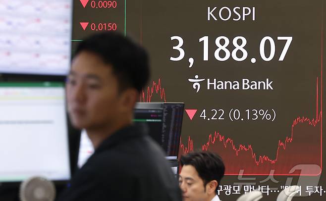 서울 중구 하나은행 본점 딜링룸 전광판. 2025.7.18/뉴스1 ⓒ News1 김도우 기자