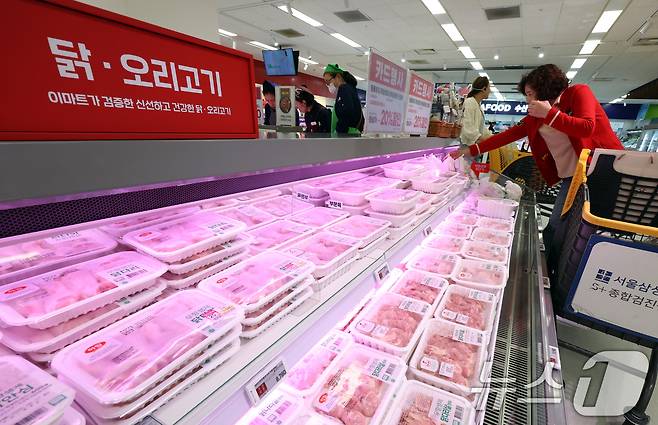 서울 한 대형마트에 진열된 닭고기 2025.5.23/뉴스1 ⓒ News1 김명섭 기자