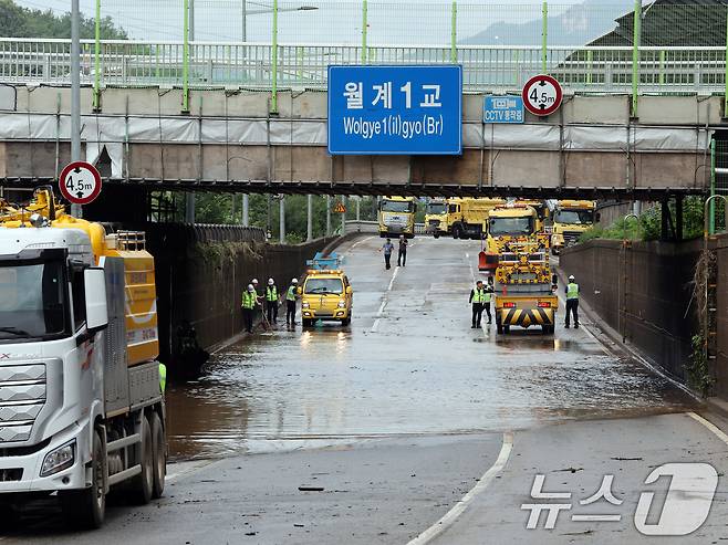 경기 북부 지역에 내린 집중 호우로 서울 중랑천 수위가 상승한 20일 오전 서울 노원구 월계1교 인근 동부간선도로에서 관계자들이 도로 정비작업을 하고 있다.  2025.7.20/뉴스1 ⓒ News1 황기선 기자