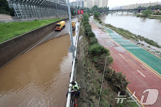 경기 북부 지역에 내린 집중 호우로 서울 중랑천 수위가 상승한 20일 오전 서울 노원구 월계1교 인근 동부간선도로에서 서울시설관리공단 관계자들이 도로 정비작업을 하고 있다.  2025.7.20/뉴스1 ⓒ News1 황기선 기자