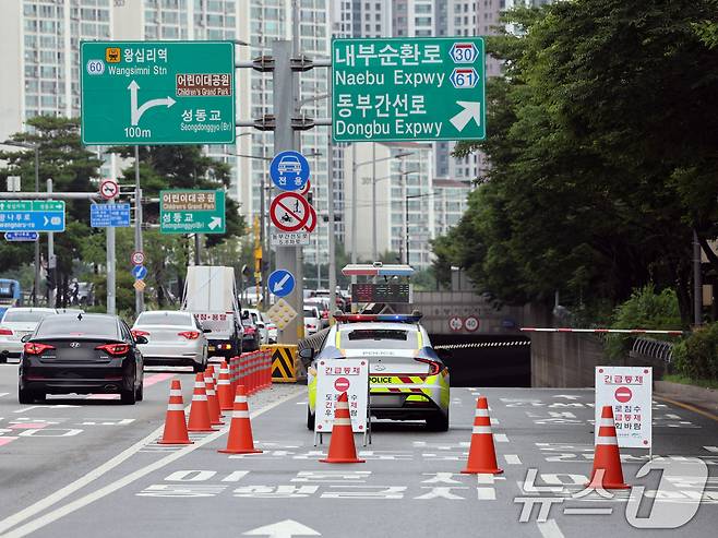 경기 북부 지역에 내린 집중 호우로 서울 중랑천 수위가 상승한 20일 오전 서울 성동구 동부간선도로 성수JC 입구가 통제돼 있다.  2025.7.20/뉴스1 ⓒ News1 황기선 기자