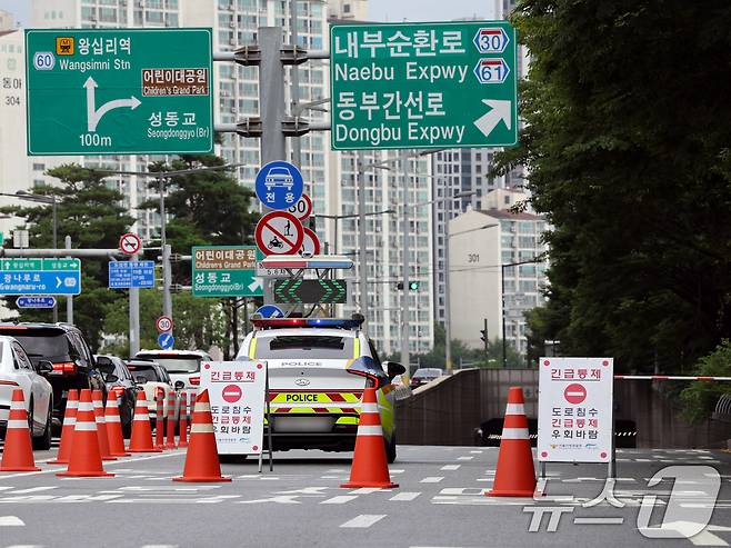경기 북부 지역에 내린 집중 호우로 서울 중랑천 수위가 상승한 20일 오전 서울 성동구 동부간선도로 성수JC 입구가 통제돼 있다.  025.7.20/뉴스1 ⓒ News1 황기선 기자