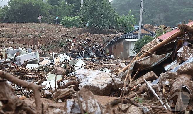 20일 오전 경남 산청군 산청읍 부리 산사태 현장에 지난 19일 폭우로 인한 산사태로 토사가 쌓여 있다. 2025.7.20/뉴스1 ⓒ News1 김도우 기자