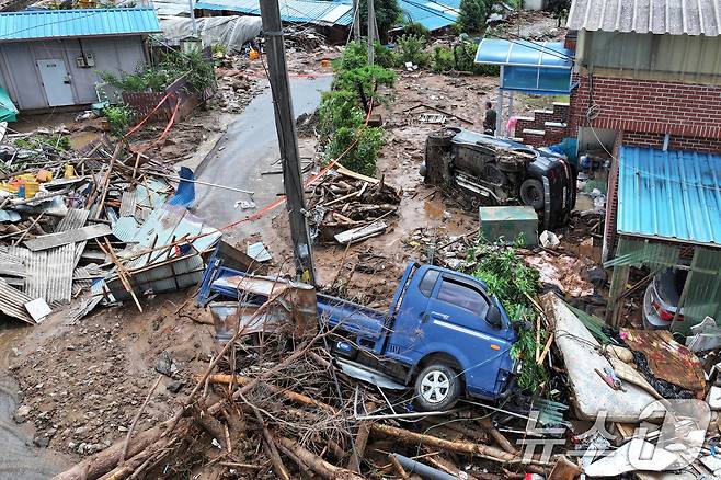 20일 경기 가평군 신상리의 한 야산에서 산사태가 발생해 주택이 파손되어 있다. 이 산사태로 주민 4명이 매몰돼 3명은 구조했고 70대 여성 1명은 숨졌다. 2025.7.20/뉴스1 ⓒ News1 신웅수 기자