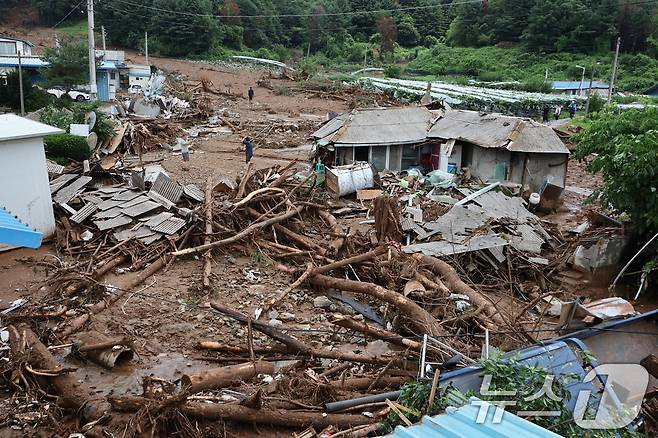 20일 경기 가평군 신상리의 한 야산에서 산사태가 발생해 주택이 파손되어 있다.  2025.7.20/뉴스1 ⓒ News1 신웅수 기자